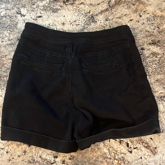 Chic Black Shorts with Zippers - Picture 3 of 3